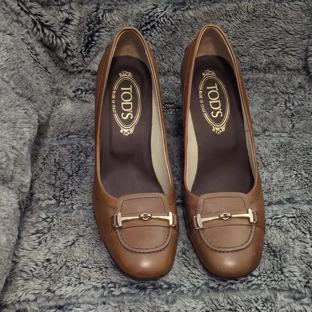 Tod's Brown Leather Loafer Pumps With Gold Accents Sz EU 38/ US 7 - Picture 2 of 5